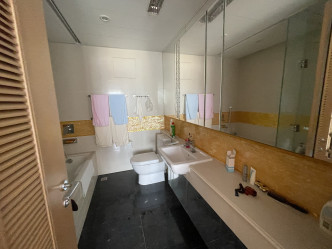 浴室设大镜，方便梳洗及整理仪容。