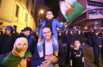 阿尔及利亚总统即时离职民众上街庆祝。AP