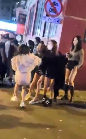 数名女子在街头推撞及扯头发。网上片段截图