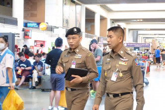 泰国国家移民局局长素拉切(右)。微博图片