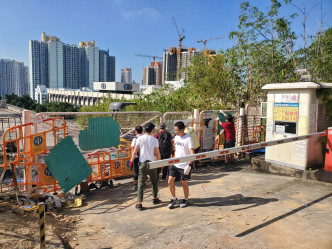 市民自發到九龍塘城市大學附近清理路障。