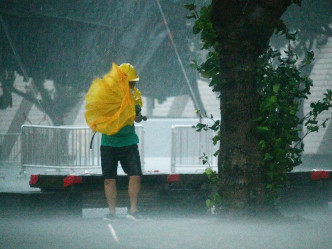 海高斯为本港带来狂风大雨。