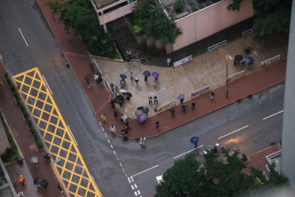 示威者进入荃湾海滨花园聚集。读者提供
