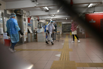 葵盛西邨第8座清洁工进行清洁消毒。