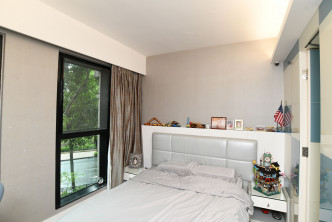 此睡房以灰色为主调，加上采光充足，简约舒适。