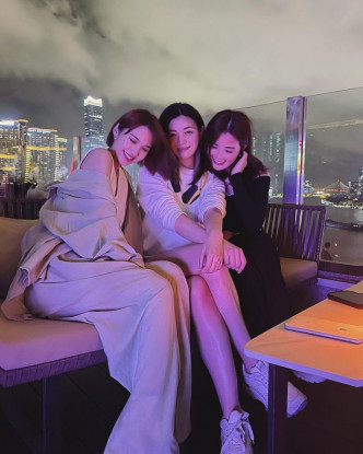 3人悉心打扮，跟上海外滩夜景平分春色。