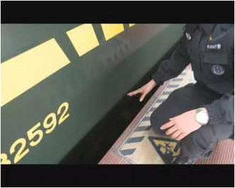 民警展示月台与火车间的夹缝十分细小。网图