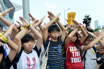 2014年国庆日黄带领学民思潮到金紫荆广场示威。资料图片
