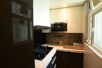 厨房以黑白两色主调布置，富有层次感。