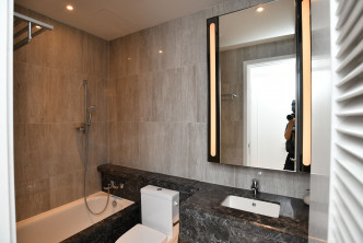 浴室墙地均以石材打造，易于打理。
