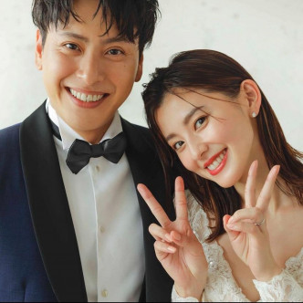 二人公開結婚照宣布婚訊。