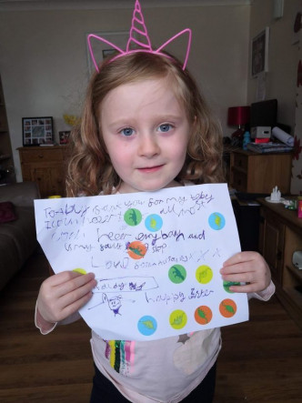 女童亲手画了一张感谢卡送给经理以表达谢意。网图