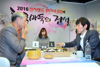 《胜利》改编自曺薰铉（左）和李昌镐在围棋界对战多年的故事。
