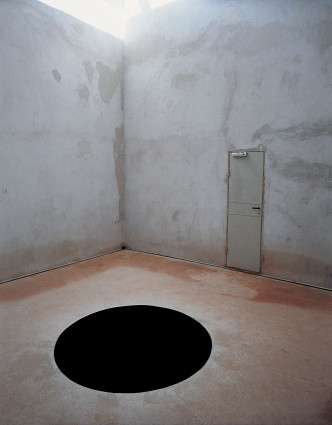 藝術品名為《墮落地獄》（Descent Into Limbo），內部被塗滿黑色顏料，看起來像是一個無底洞。 網圖