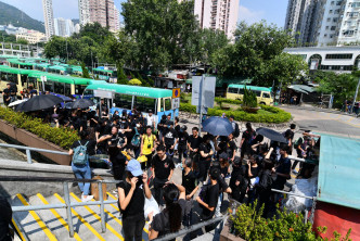 有黑衣人在黄大仙小巴站外聚集。