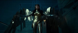 神奇女侠穿上黄金战衣。