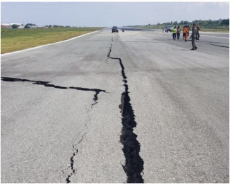 地震來襲時機場跑道出現裂縫。網圖