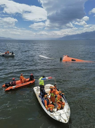云南直升机坠洱海，救援人员连夜搜救。（网图）