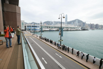市民到海港城排队进行检测。