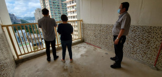 房屋署三名職員觀察逸翠樓簷篷雜物情況。