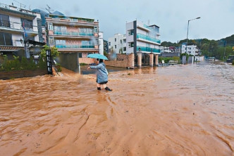 大埔汀角路一帶洪水為患，洪水流經村莊湧入吐露港。