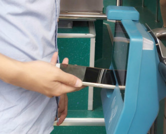 廣州市民可以手機掃碼乘坐巴士、地鐵等。網上圖片