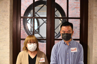 林智豪（右）和迈宝旅游有限公司课长宫崎纯子和。