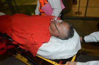 男跑手不适及受伤送往律敦治医院。