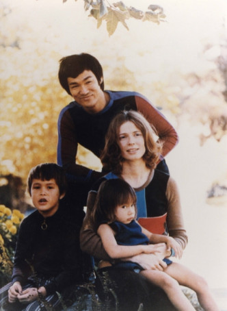 李小龙与妻子莲达、儿子国豪与女儿香凝。