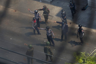 第二大城市曼德勒軍人及警方驅散示威者。AP圖片