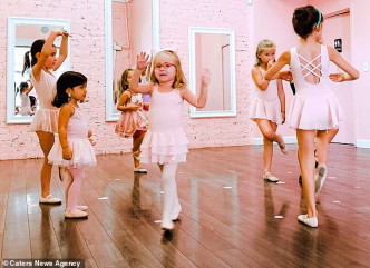 現在小女孩可以參與芭蕾舞班。Caters News Agency