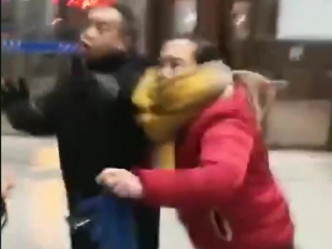 遼寧兩乘客拒掃健康碼，並衝擊工作人員。