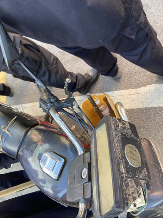 摩托车塑胶桶内有一把锤子、一把尖刀及一把锄头。 网图