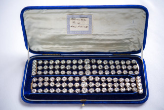 玛丽皇后两条具200年历史的钻石手链以超过6,300万港元成交。 （美联社）