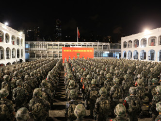陆军部队组织轮换交接仪式。（政府新闻处图片）