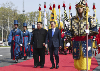 金正恩(左)检阅韩军仪仗队。AP