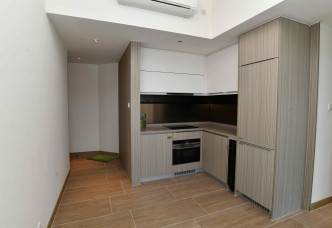 开放式厨房设于客厅一角，所有家电及炉具皆为嵌入式，有助节省空间。