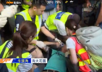 急救員協助遇襲男子。NOWTV截圖