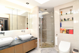 套厕设双洗手盆及沐浴间，墙身更有凹位放置沐浴及护理用品。