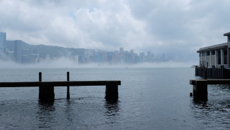 觀塘望出去維港被薄霧籠罩。網民Simon Lai‎圖