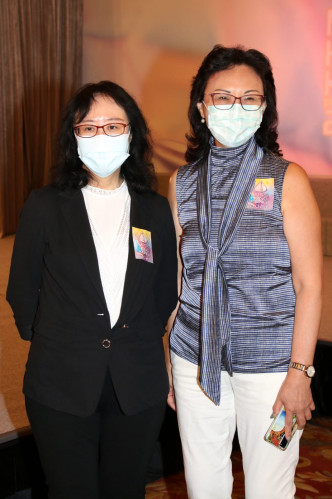 《2021香港小姐竞选》统筹经理何小慧（左）和项目统筹顾问锺子纶。