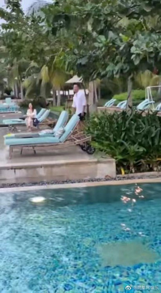 日前有指汪小菲跟索女在泳池边出现。