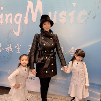 陈晓东携太太王妤娴及两名女儿回北京，本月底他将前往横店开工。