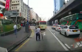 觀塘老婦亂過馬路。網民Jerry Chan圖片