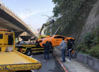 吊車將跑車移離現場。