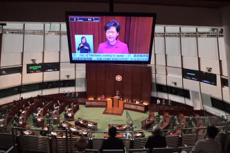 林郑月娥到立法会出席答问大会。