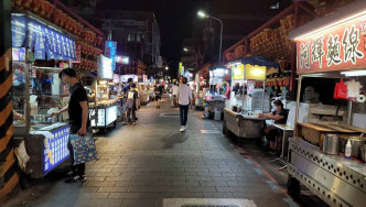 台湾士林夜市商贩比顾客还要多。网上图片