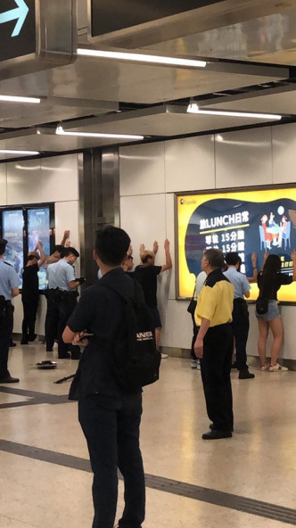 冲锋队及巡警在于观塘站将8名男女截查。图:网民Ovo Ng‎香港突发事故报料区