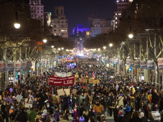 在西班牙各地，同樣有數以千計的婦女上街遊行示威。AP圖片
