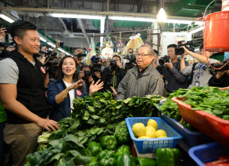 陈凯欣到九龙城街市与市民及档贩打招呼